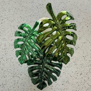 Palm frond wall flower plug
